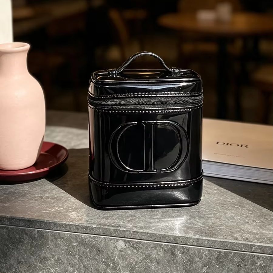 Сумка DIOR, черная сетчатая же – обзор и цена Beauty Preservation Makeup Bag